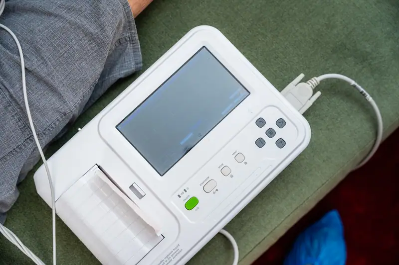 Aparatul EKG pregătit pentru electrocardiogramă la domiciliul pacientului