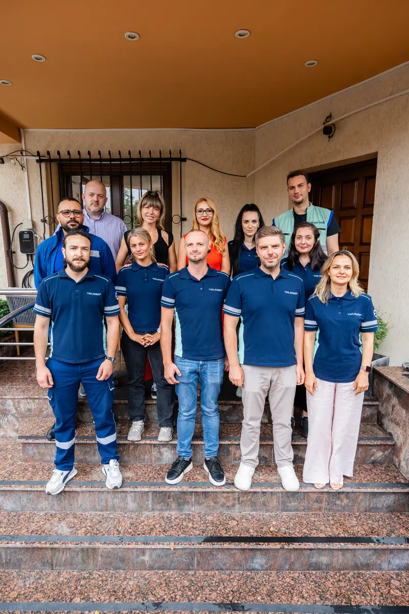 Echipa TRUMED, fotografie de grup în fața sediului