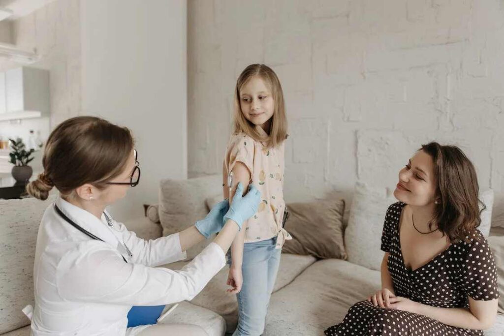 4. Boala Crohn la copii si adulti - Cauzele aparitiei bolii Crohn si factorii de risc_Consultatii la domiciliu, medic specialist, paciente, mama si fiica